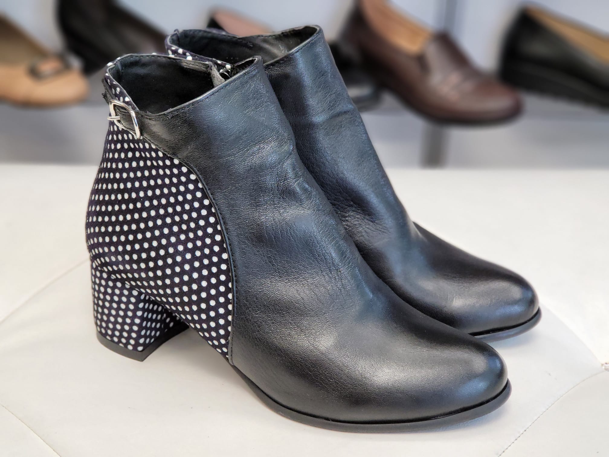Ghete dama piele negre Kira biashoes.ro imagine reduceri